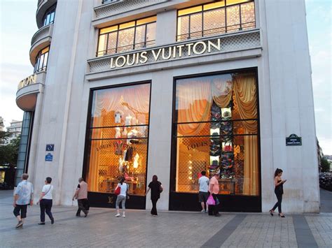 Louis Vuitton Paris shop